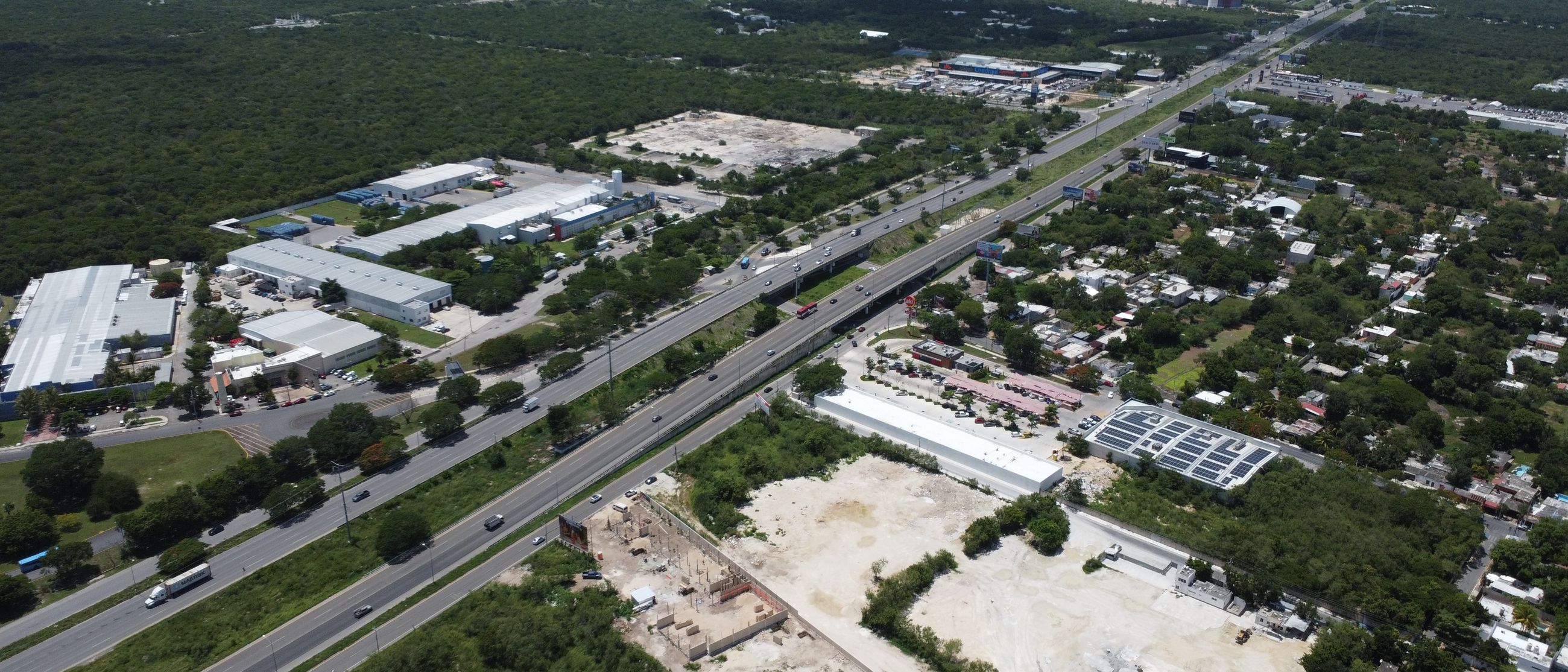 El corredor Mérida – Progreso visto desde el aire, con el terreno de Plaza Tángara